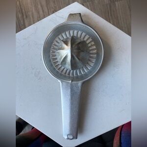 VINTAGE FOLEY ALUMINUM CITRUS LEMON ORANGE JUICER SQUEEZER REAMER MADE IN USA
